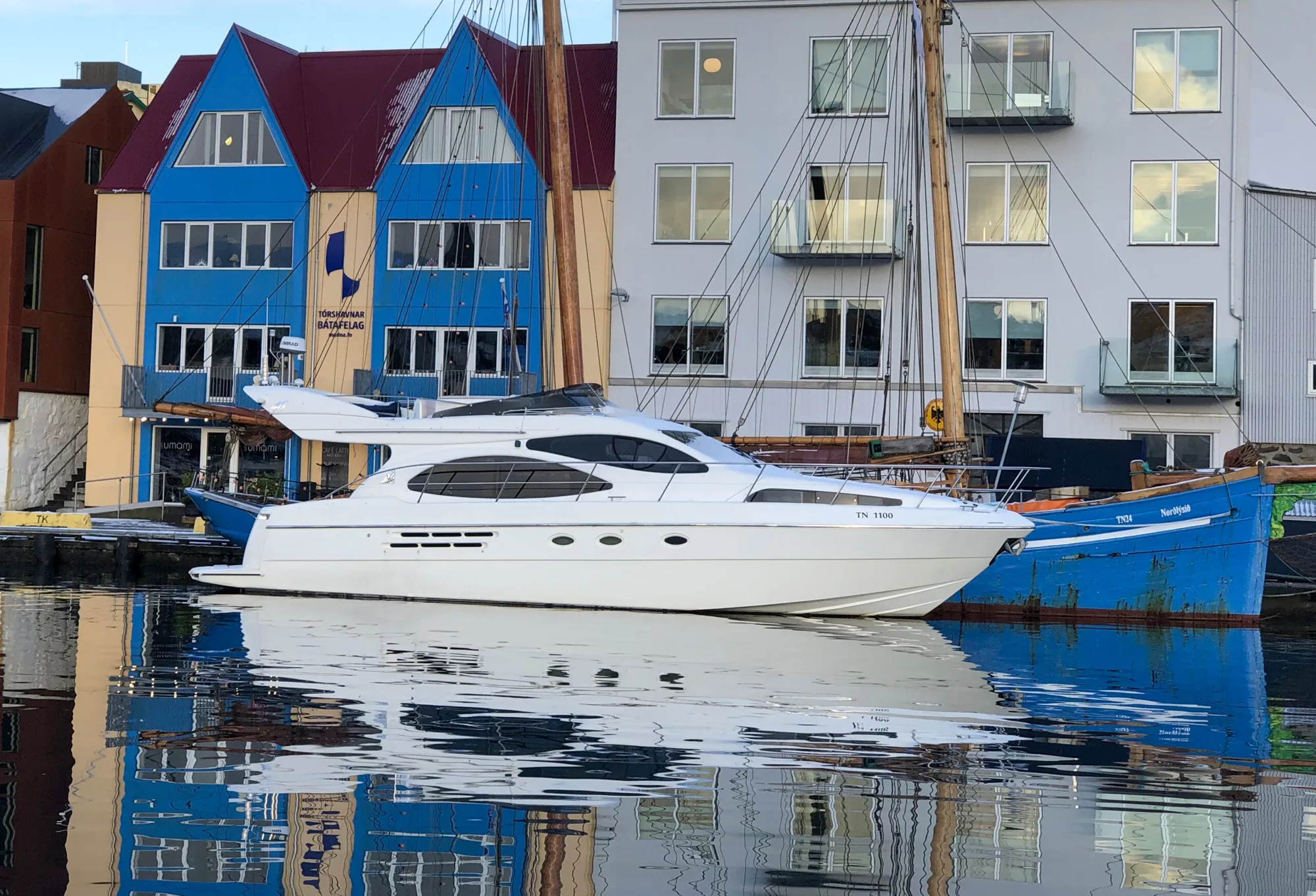 Azimut 46 á sjónum